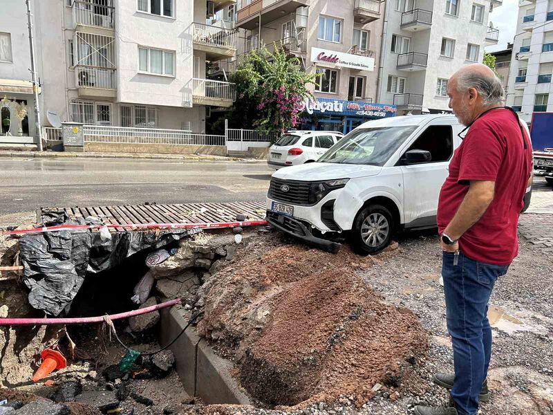 İZMİR'DE ANİDEN BASTIRAN SAĞANAK