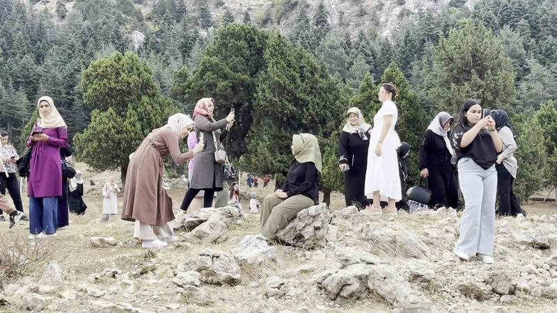 KADINLAR, BAŞKONUŞ YAYLASI'NDA DOĞAYLA