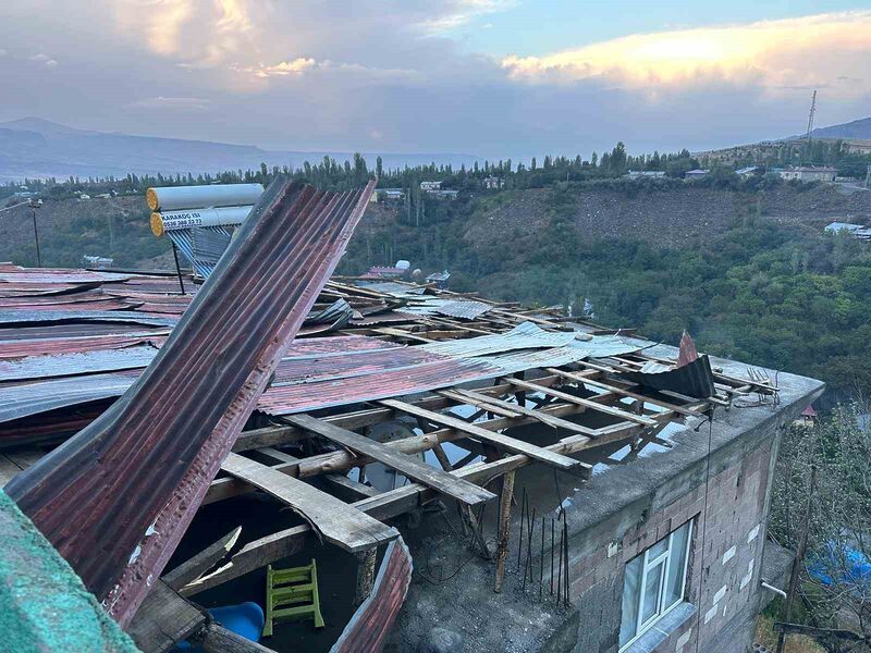 KAĞIZMAN’DA ŞİDDETLİ RÜZGAR ÇATILARI