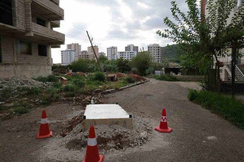 Kanalizasyon kokusunu önlemek için rögarı baza ile kapattılar