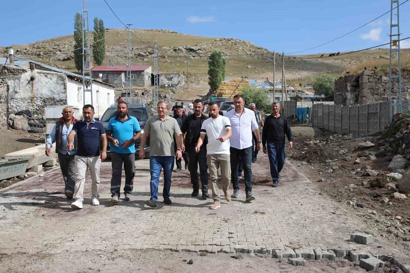 KARS'TA KÖY YOLLARINA KİLİTLİ