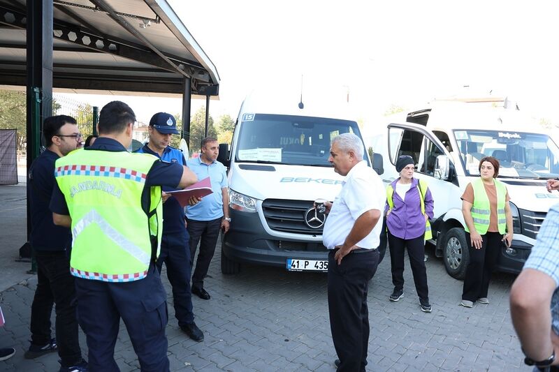 KARTEPE'DE EKİPLERİN OKUL SERVİS ARAÇLARINA YÖNELİK DENETİMLERİ SÜRÜYOR.