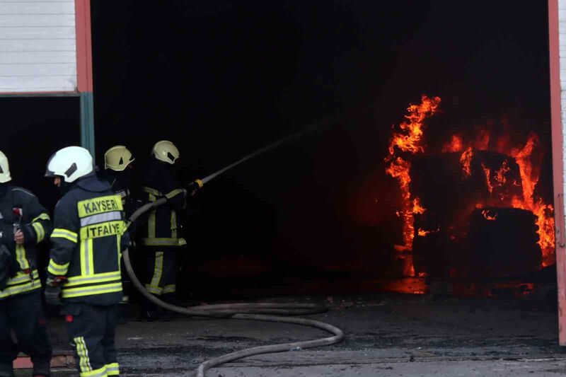 Kayseri’deki fabrika yangınına 93 itfaiye eri müdahale ediyor