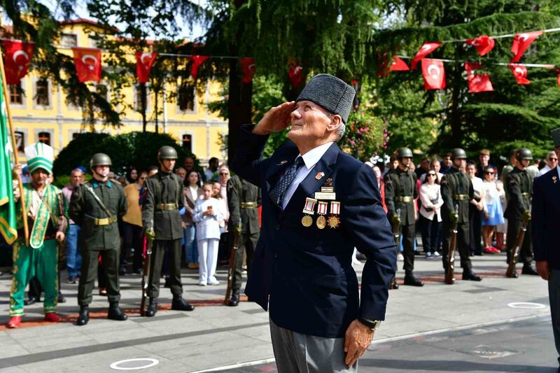 20’Lİ YAŞLARDA KIBRIS’A GİDEREK