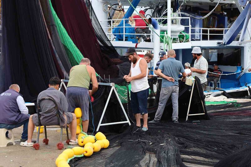 Kırklareli’nde kötü havaya aldırış etmeyen balıkçılar sezonu açtı