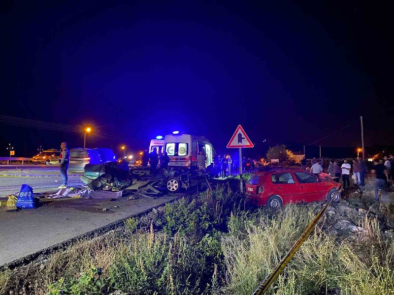 Kontrolden çıkan otomobil, refüjü aşarak karşı şeritten gelen otomobilin üzerine düştü: 2 ölü, 3 yaralı