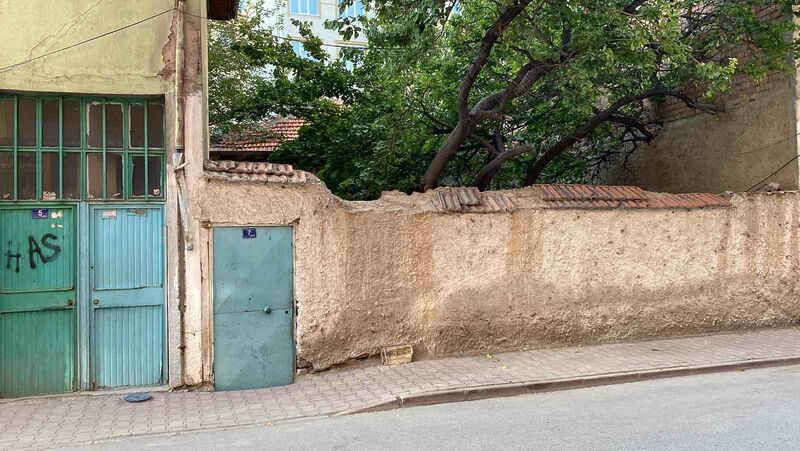 KONYA'DA BİR EVİN BAHÇESİNDE