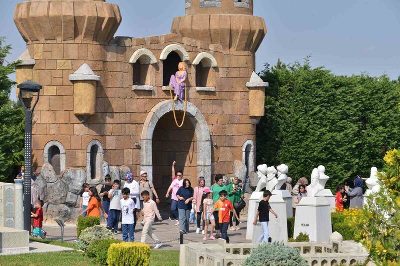 Konya’da yaz tatilinin gözdesi yine 80 Binde Devr-i Alem Parkı oldu