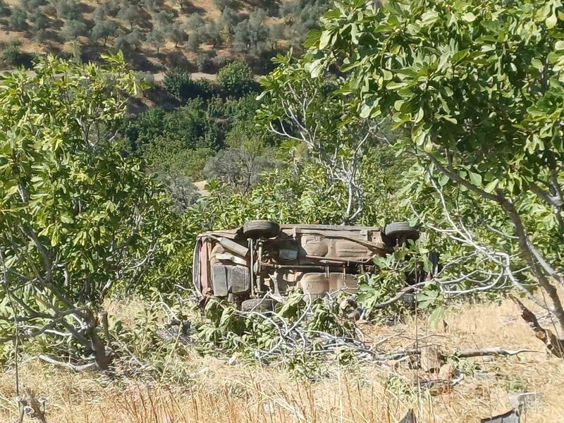 KÖŞK’TE OTOMOBİL UÇURUMA YUVARLANDI: