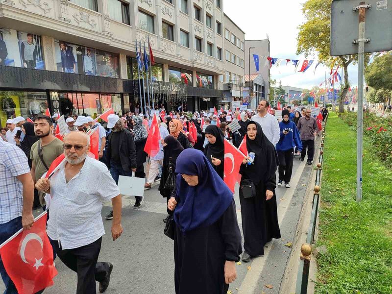 LGBT’ye karşıtı yüzlerce vatandaş Fatih’te bir araya geldi