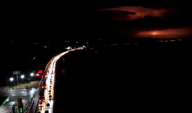 Manisa’yı sel vurdu, İzmir-İstanbul karayolunda trafik durma noktasına geldi