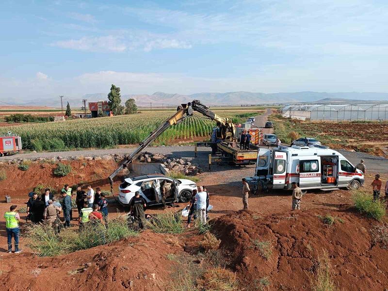 MARDİN'İN DERİK İLÇESİNDE, SÜRÜCÜSÜNÜN