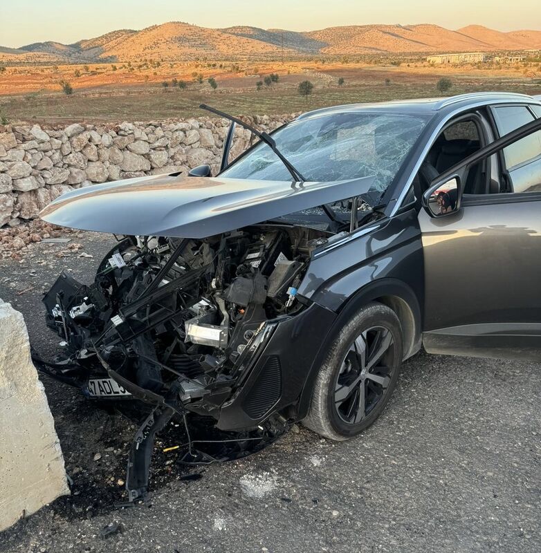 Mardin’de otomobil bariyere çarptı: 3’ü çocuk 7 yaralı