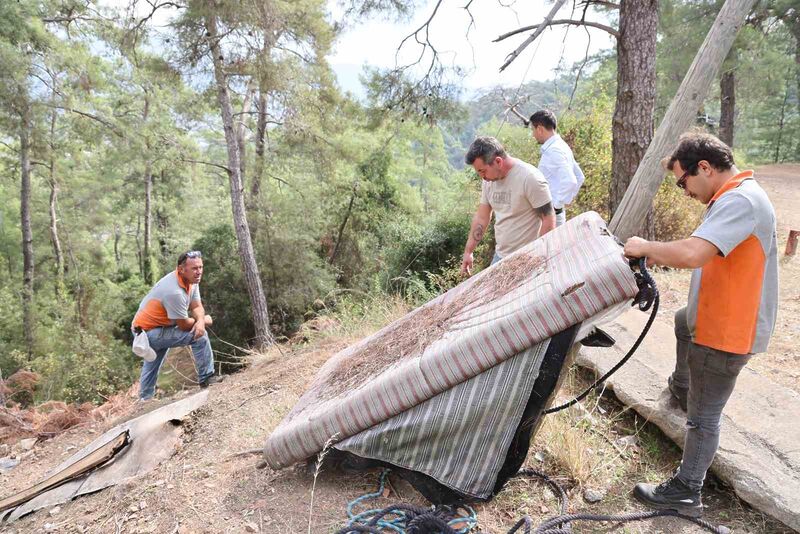 DATÇA KARAYOLU KENARINDA TEMİZLİK