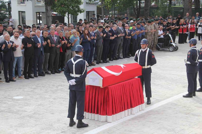 Motosikletin çarpması sonucu şehit olan astsubay, törenle memleketine uğurlandı