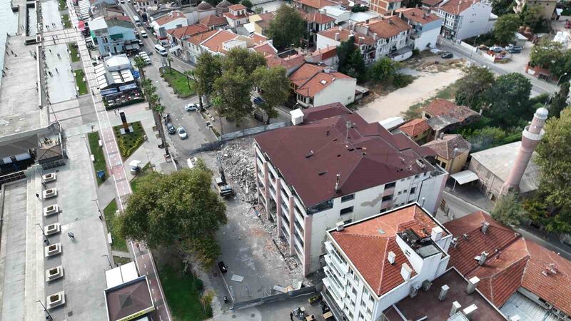 Mudanya’da 50 yıllık belediye binası yıkılıyor