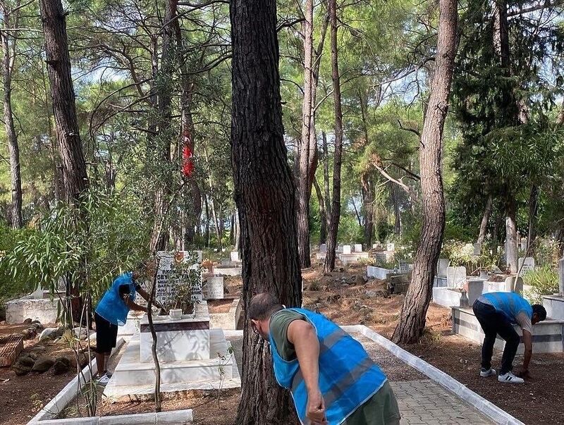 Muğla’da kamu hizmeti cezası alanlar şehit kabrini temizledi