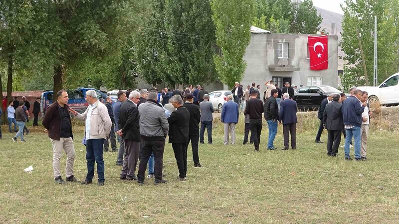 ŞEHİDİN BABA EVİNE TÜRK BAYRAKLARI ASILIRKEN, GÖZYAŞLARINA BOĞULAN AİLE FERTLERİNİ