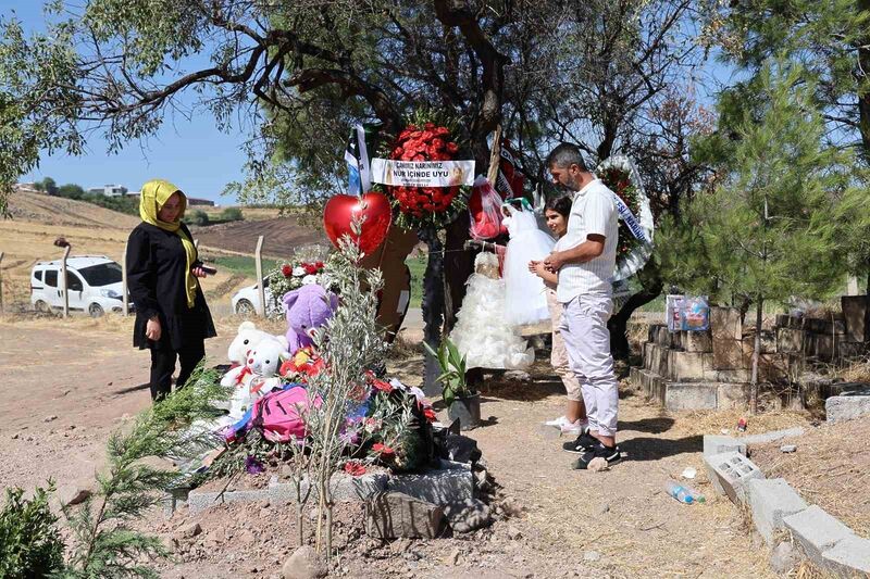 Narin’in akranlarından mezarına ziyaret devam ediyor