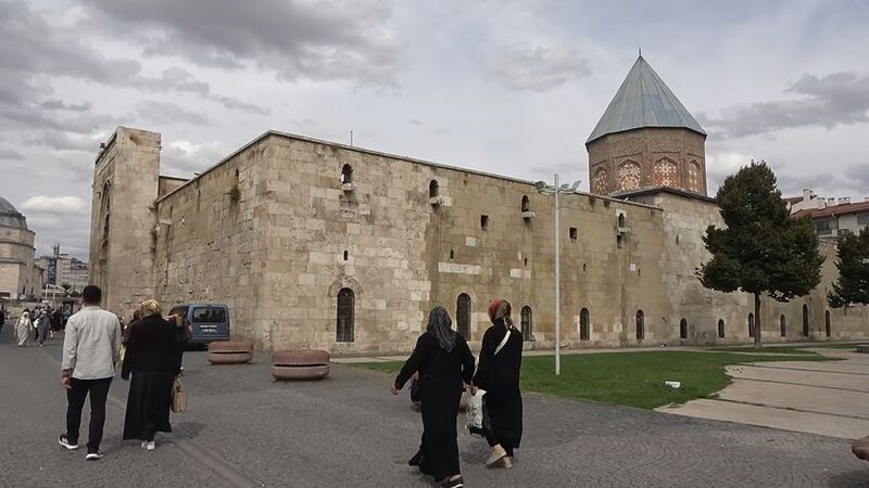 KARDEŞİ 1. ALAEDDİN KEYKUBAD’IN TALİMATI ÜZERİNE KONYA YERİNE SİVAS’A DEFNEDİLEN