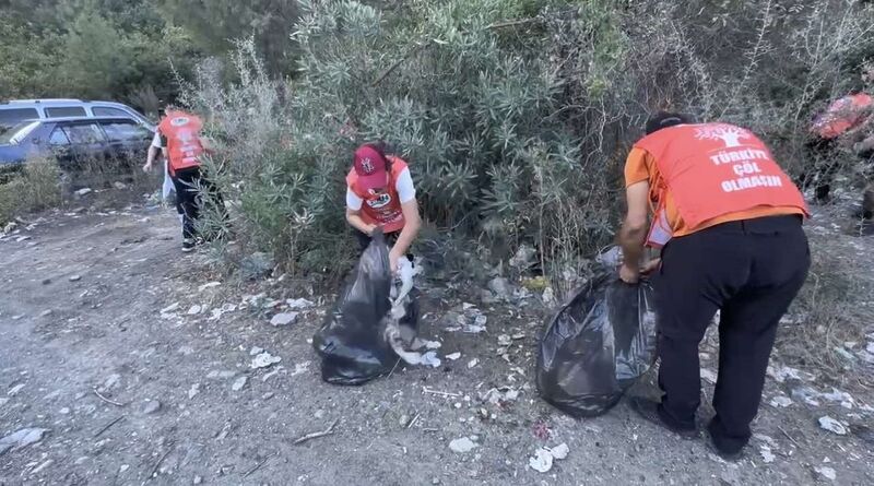 OSMANİYE’DE DOĞASEVERLER ÇÖP TOPLADI