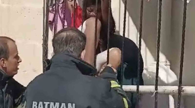 Oyun oynarken balkon korkuluklarına sıkışan çocuk kurtarıldı