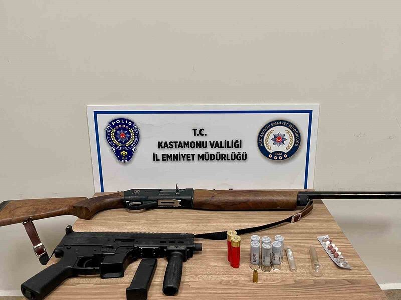 Polisin durdurduğu araçtan “Uzi” çıktı: 2 gözaltı