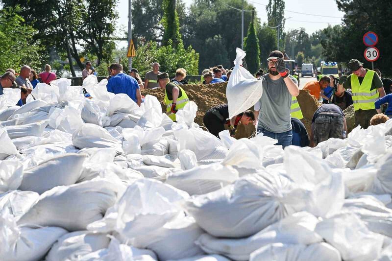 POLONYA'DA ORDU, BORİS FIRTINASININ