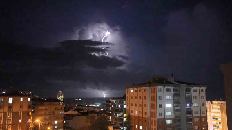 Samsun’da şimşekler gökyüzünü aydınlattı