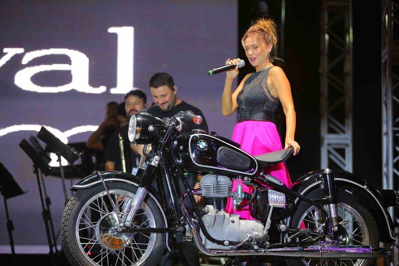 Şevval Sam NG Afyon MotoFest’te motosikleti ile sahne aldı