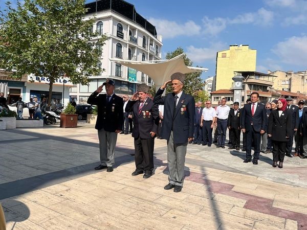 SINDIRGI’DA GAZİLER GÜNÜ KUTLANDI