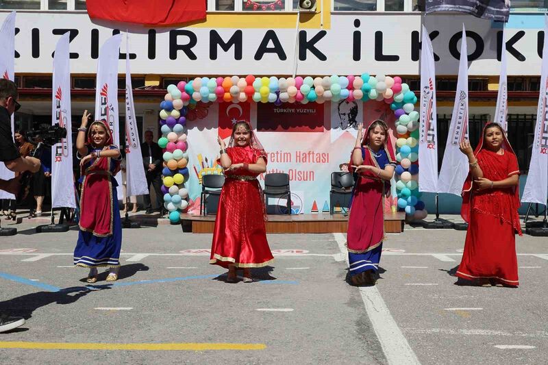 Sivas’ta İlköğretim Haftası coşkuyla kutlandı