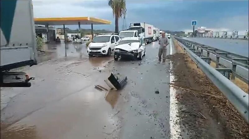 YAĞIŞ KAZAYA NEDEN OLDU