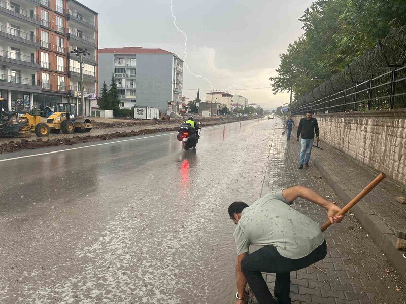 ADIYAMAN'IN GÖLBAŞI BELEDİYESİ KARAYOLUNDA