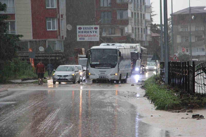 Trabzon-Bayburt karayolu taşan dere suları nedeniyle ulaşıma kapandı