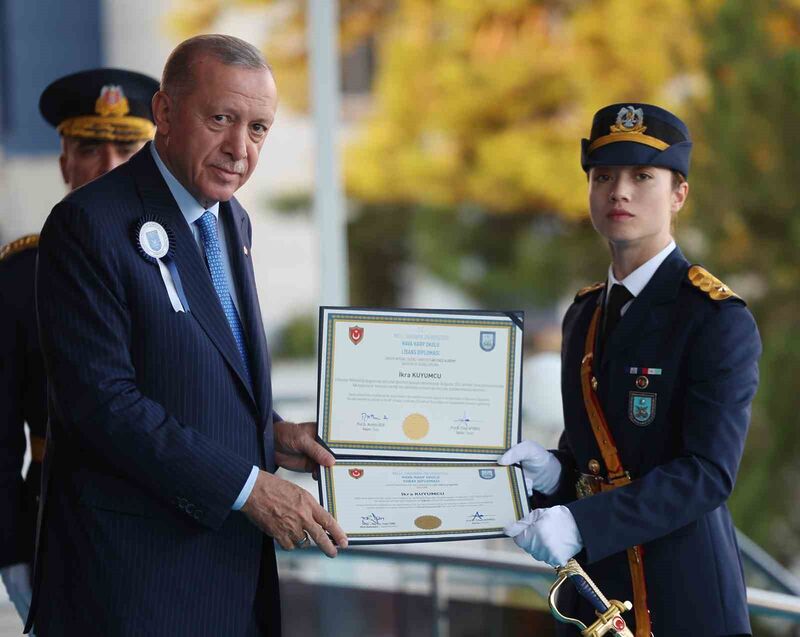 GENÇ KADIN TEĞMENLER, DİPLOMALARINI CUMHURBAŞKANI ERDOĞAN’IN ELİNDEN ALDI