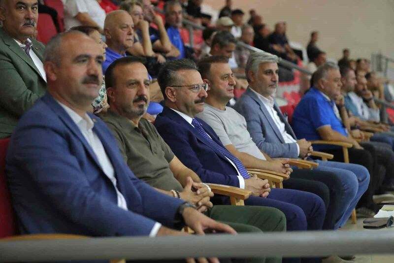 ESKİŞEHİR VALİSİ HÜSEYİN AKSOY, MİHALIÇÇIK BELEDİYESPOR İLE TRABZON BBSK OYNAN