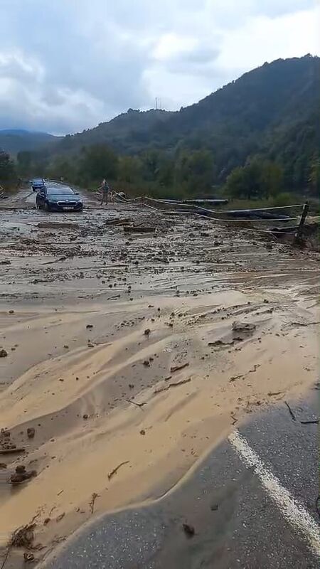 Yağış sonrası çamur yola aktı, temizleme çalışması başlatıldı