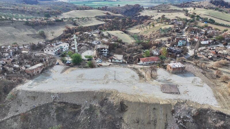 Yangında küle dönen Karayakup’ta yaralar sarılıyor