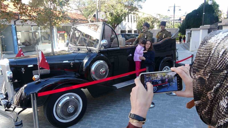 1934 model aracın yanında fotoğraf çektirmek sıraya girdiler