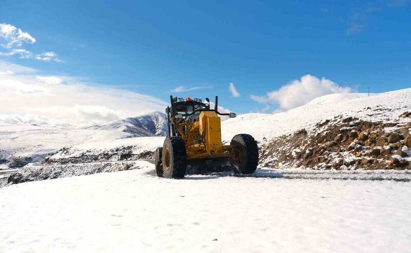 Ağrı’da kardan kapanan yollar açılmaya başlandı