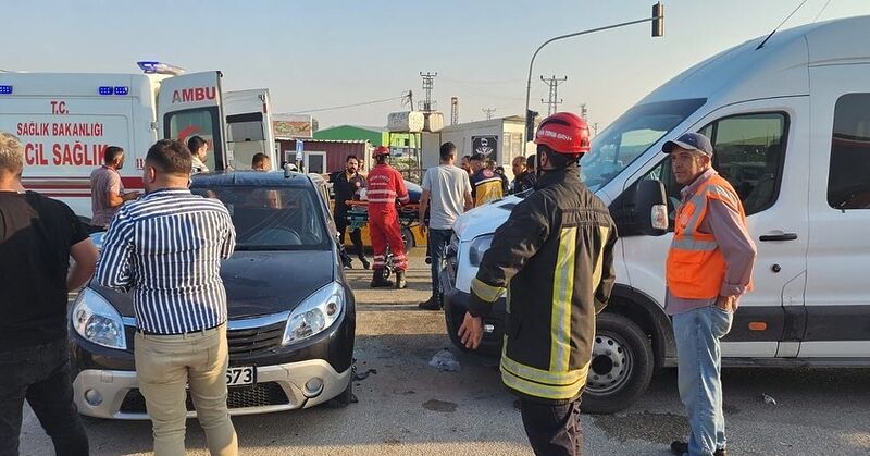 HATAY’DA MİNİBÜSLE OTOMOBİLİN ÇARPIŞMASI