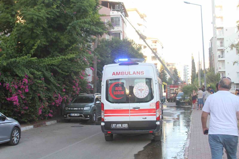 ANTALYA’DA BİR APARTMANIN ÇATI