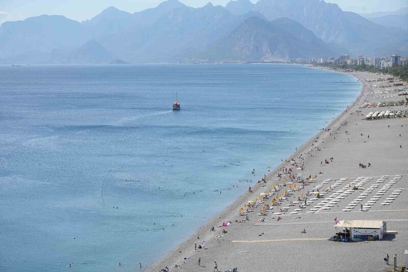 Antalya’nın sabahı kış, öğleni yaz oldu, tatilciler neye uğradığını şaşırdı