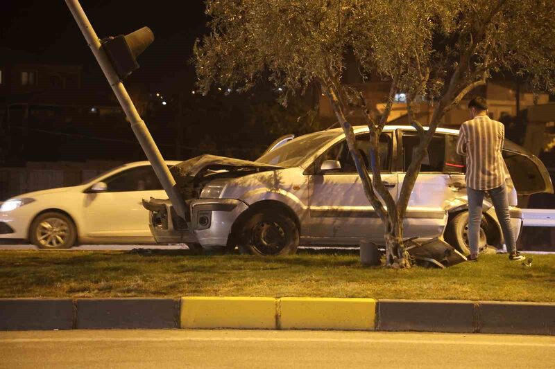 HATAY'DA TRAFİKTEKİ BİR ARACA