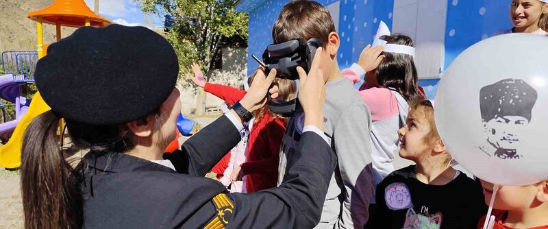 BAYBURT JANDARMASINDAN 'CUMHURİYETİN ÇOCUKLARINA'