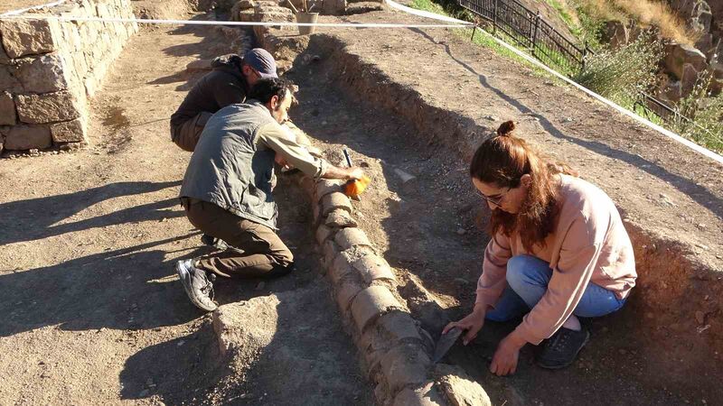 Bitlis Kalesi’nde yapılan kazılarda 500 yıllık su künkleri bulundu