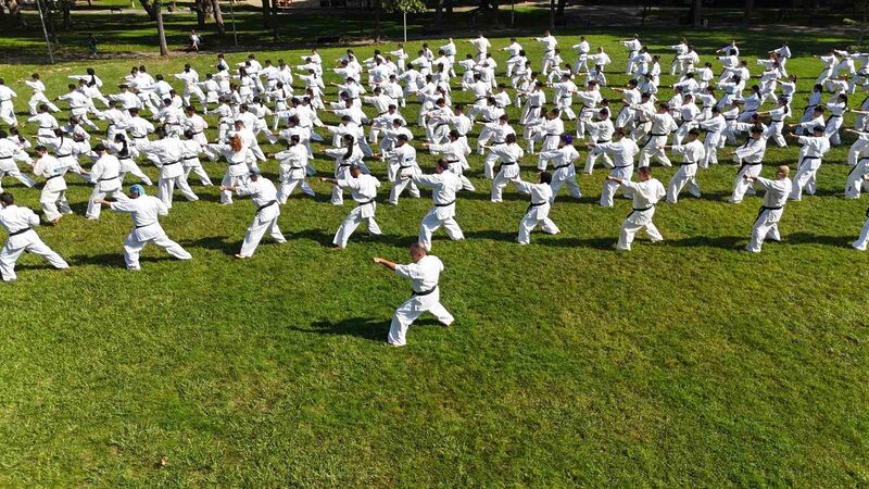 Bursa’da 240 kişilik karate şovu görsel şölen oluşturdu