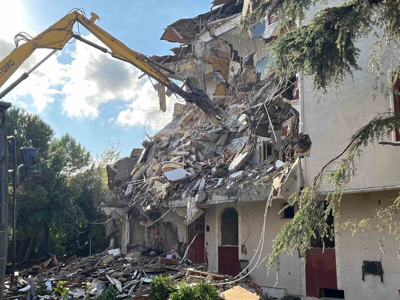 İSTANBUL BÜYÜKÇEKMECE’DE, DEPREMDE YIKILMA