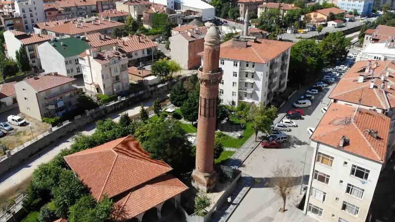 Cami ve köprülerin yıkıldığı selde bile yıkılmayan 800 yıllık Eğri Minare